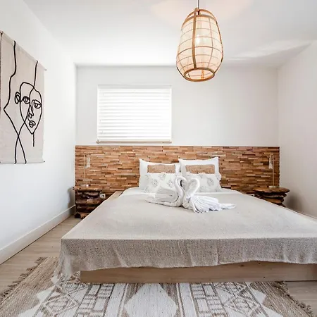 Marley's Beachhouse - Luxury Guest With Balcony בית הארחה 3*