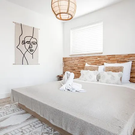 Marley's Beachhouse - Luxury Guest With Balcony 3*