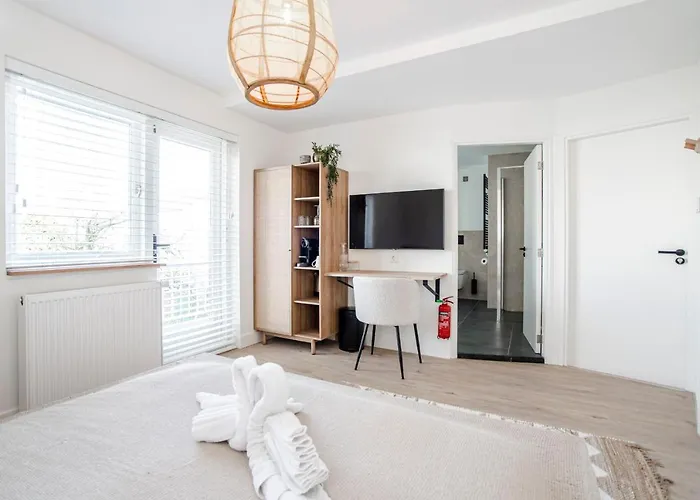 Marley's Beachhouse - Luxury Guest With Balcony 잔드보르트