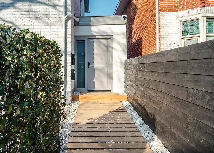 Marley's Beachhouse - Luxury Guest With Balcony 게스트하우스