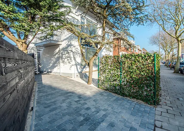 Marley's Beachhouse - Luxury Guest With Balcony 3* 잔드보르트