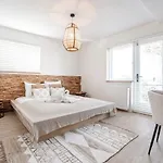 Guest house Marley's Beachhouse - Luxury Guest With Balcony